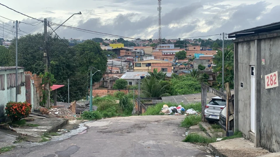 Homem leva três tiros na cabeça após ser arrastado na rua por criminosos; vídeo