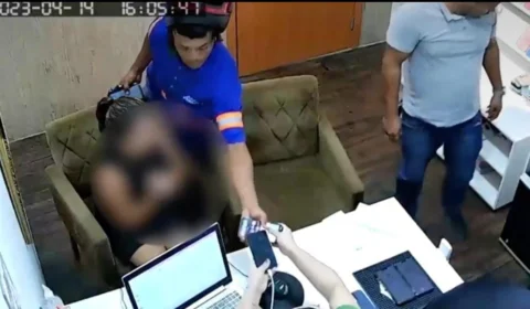 VÍDEOS: Bandidos assaltam loja de celulares na Avenida Djalma Batista