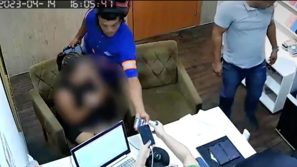 VÍDEOS: Bandidos assaltam loja de celulares na Avenida Djalma Batista