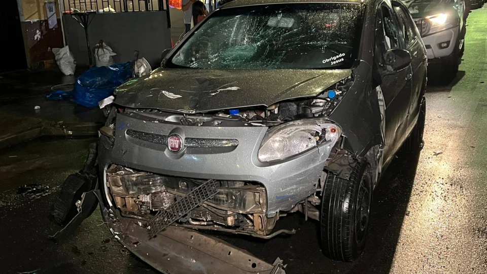VÍDEOS: Motorista atropela motoqueiro e bate em dois carros no Jorge Teixeira