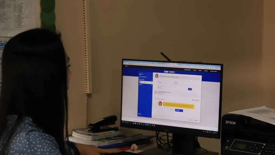 Escolas mobilizam alunos para solicitarem isenção de taxa para o Enem 2023