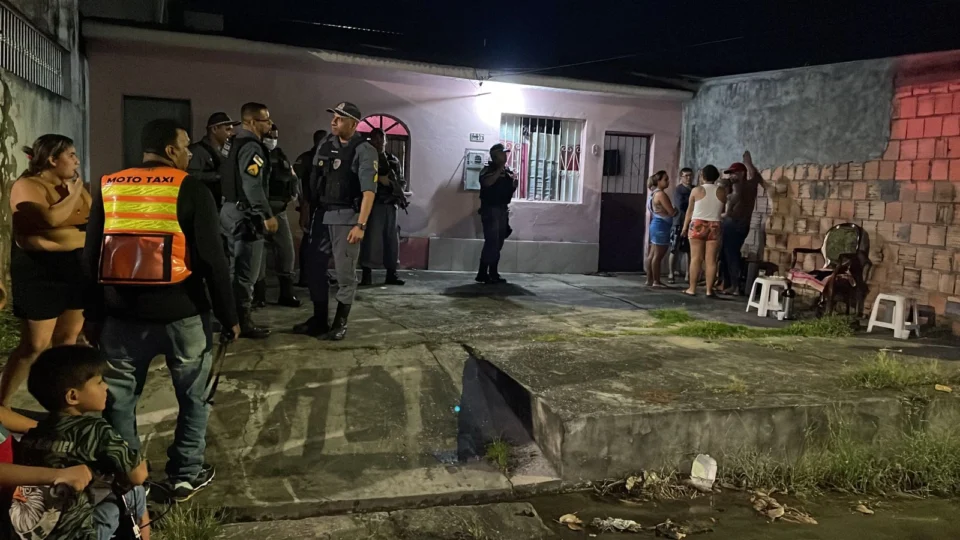 VÍDEO: Ataque criminoso deixa dois homens e uma mulher mortos dentro de residência, no Novo Aleixo