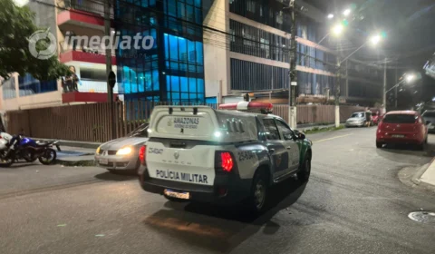 Homem pula muro de faculdade com faca e rouba celular de aluno no Centro de Manaus