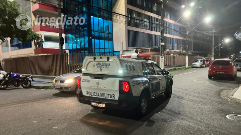 Homem pula muro de faculdade com faca e rouba celular de aluno no Centro de Manaus