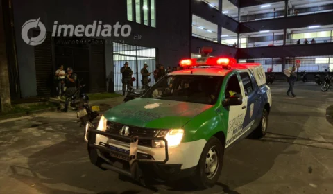 VÍDEOS: Alunos se desesperam durante assalto dentro de faculdade no Parque das Laranjeiras