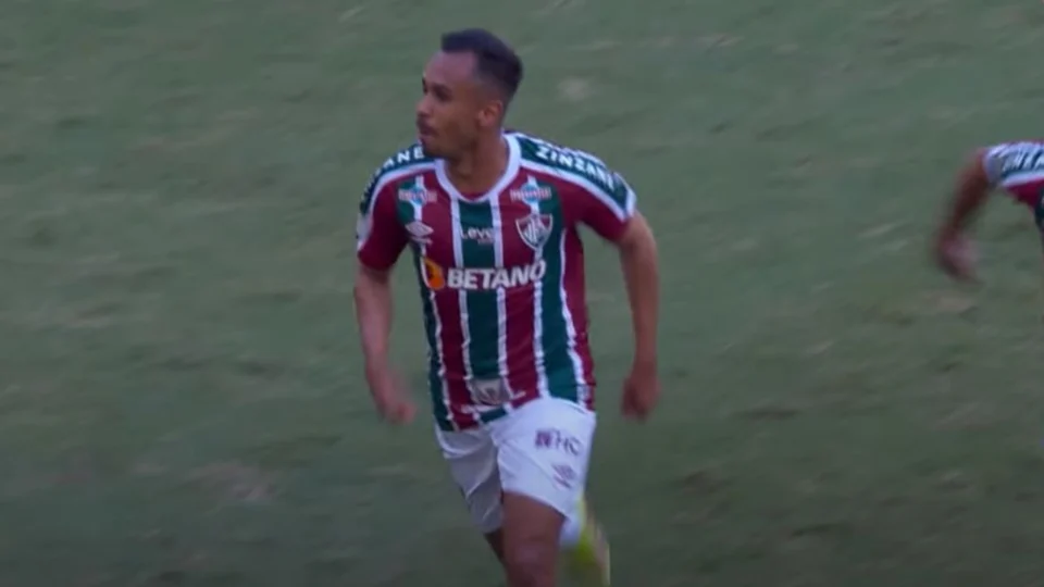 Fluminense vence Athletico-PR por 2 a 0 no Maracanã