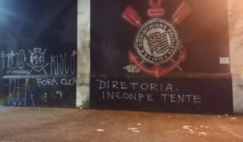 Muros de sede do Corinthians são pichados após anúncio de Cuca