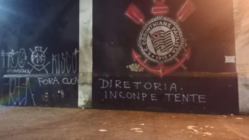 Muros de sede do Corinthians são pichados após anúncio de Cuca