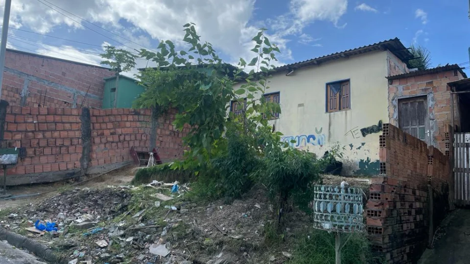 Irmãos são baleados por indivíduo encapuzado na Cidade de Deus