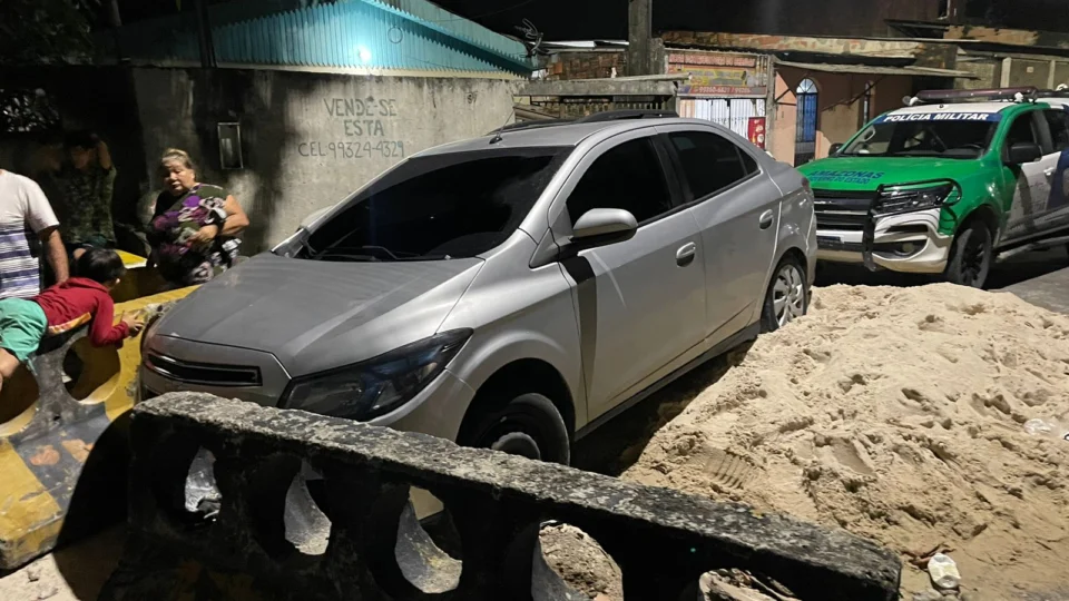 Homem bate carro durante fuga e troca tiros com a polícia na zona Leste