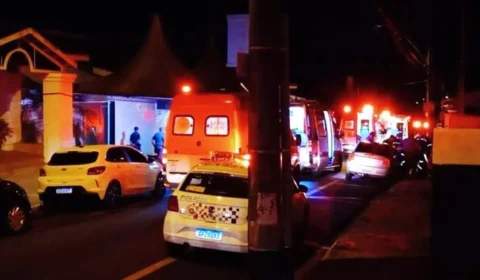 Homem esfaqueia seis pessoas em hospital faz enfermeira de refém antes de ser morto