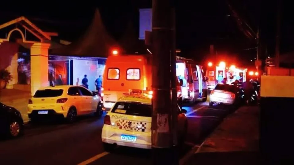 Homem esfaqueia seis pessoas em hospital faz enfermeira de refém antes de ser morto