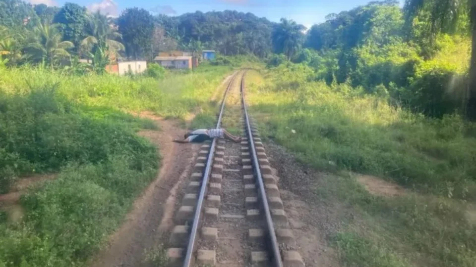 Homem dorme sobre trilhos e maquinista para trem para acordá-lo; ‘Pensei que estava morto’