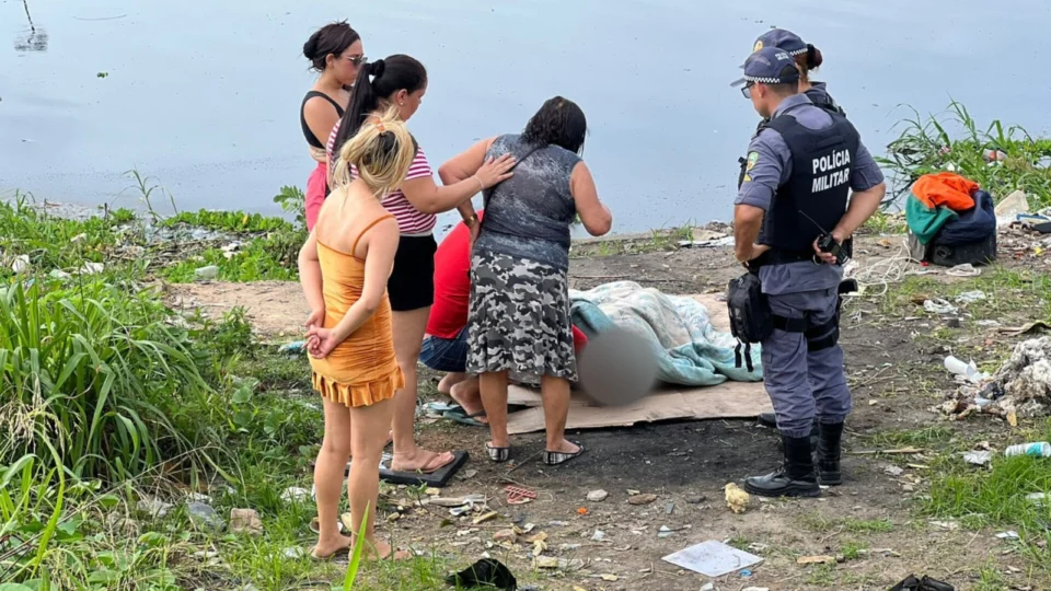 Corpo de homem alvejado por criminosos em canoa é encontrado no igarapé do Educandos