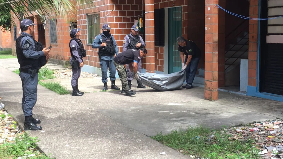 VÍDEOS: Briga entre irmãos termina com homem morto e irmã gravemente ferida, em Manaus