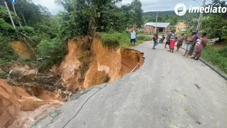 Crateras em ruas preocupam moradores da Comunidade Parque das Tribos