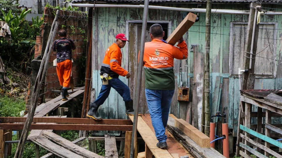 Zumbi recebe novas pontes de madeira após estragos causados pela chuva