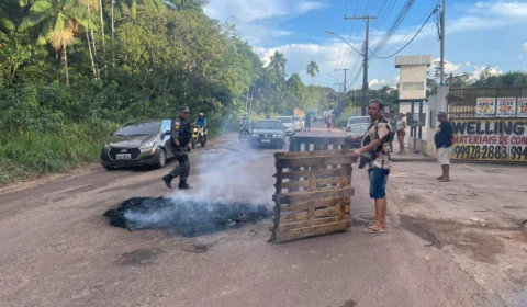 Moradores do Parque Riachuelo fecham rua em protesto por melhorias na infraestrutura