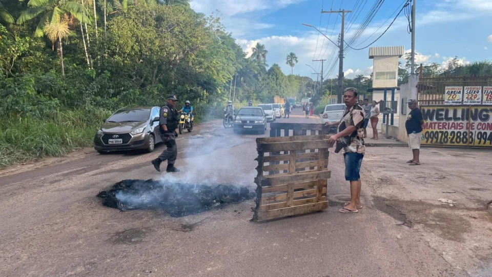 Moradores do Parque Riachuelo fecham rua em protesto por melhorias na infraestrutura