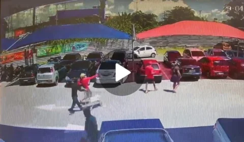 Veja momento em que homem sofre tentativa de homicídio em estacionamento de supermercado; vídeo