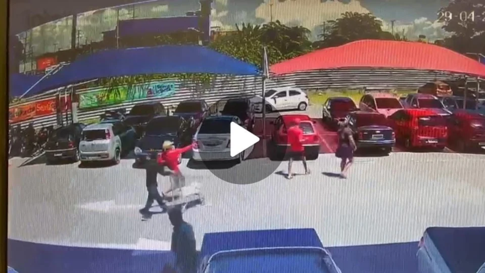 Veja momento em que homem sofre tentativa de homicídio em estacionamento de supermercado; vídeo
