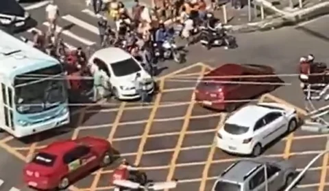 VÍDEO: Carro acelera contra manifestantes e arrasta mulher por ladeira, em Manaus