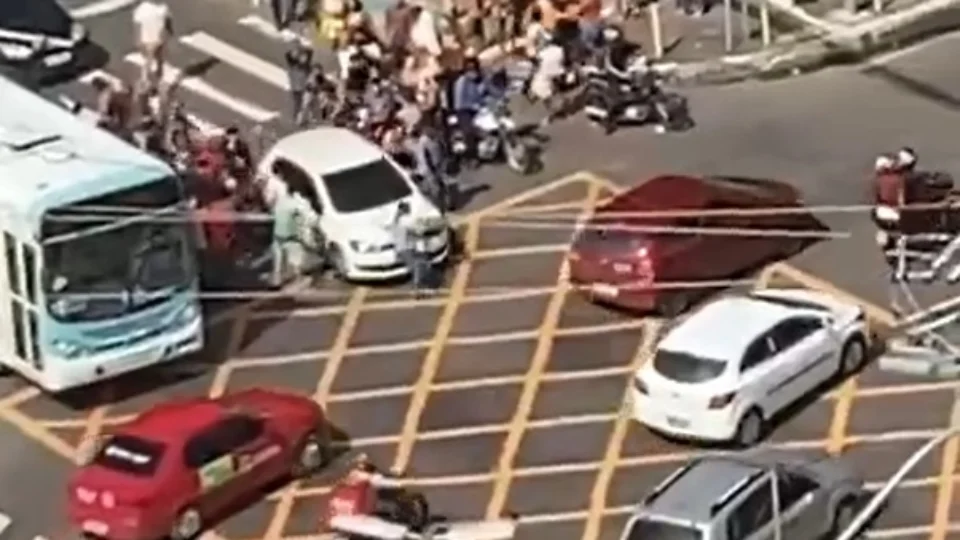 VÍDEO: Carro acelera contra manifestantes e arrasta mulher por ladeira, em Manaus