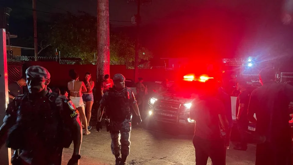 Vídeo: Duas pessoas morrem em tiroteio durante festa em marina no Tarumã