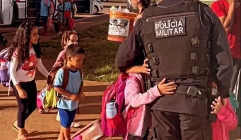 VÍDEO: Crianças abraçam policial que fazia segurança em escola