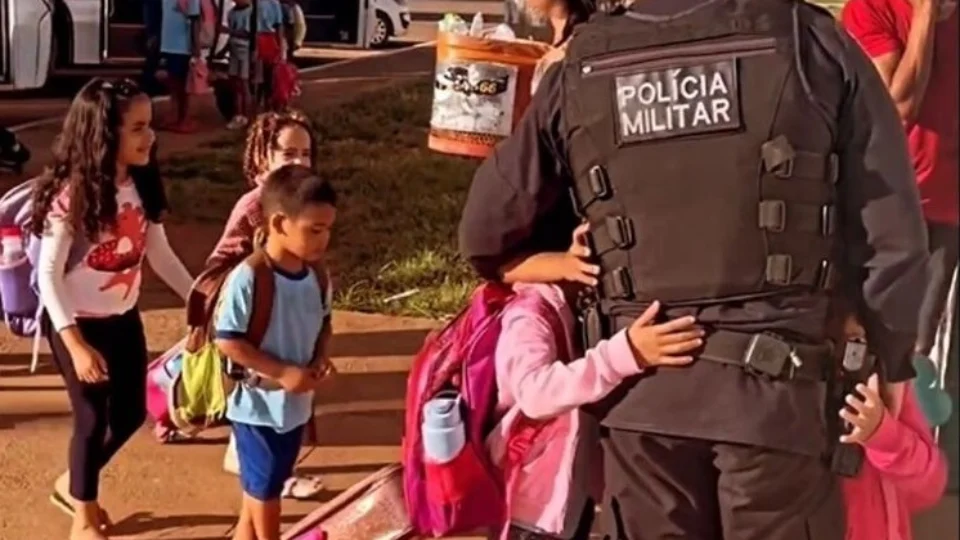 VÍDEO: Crianças abraçam policial que fazia segurança em escola