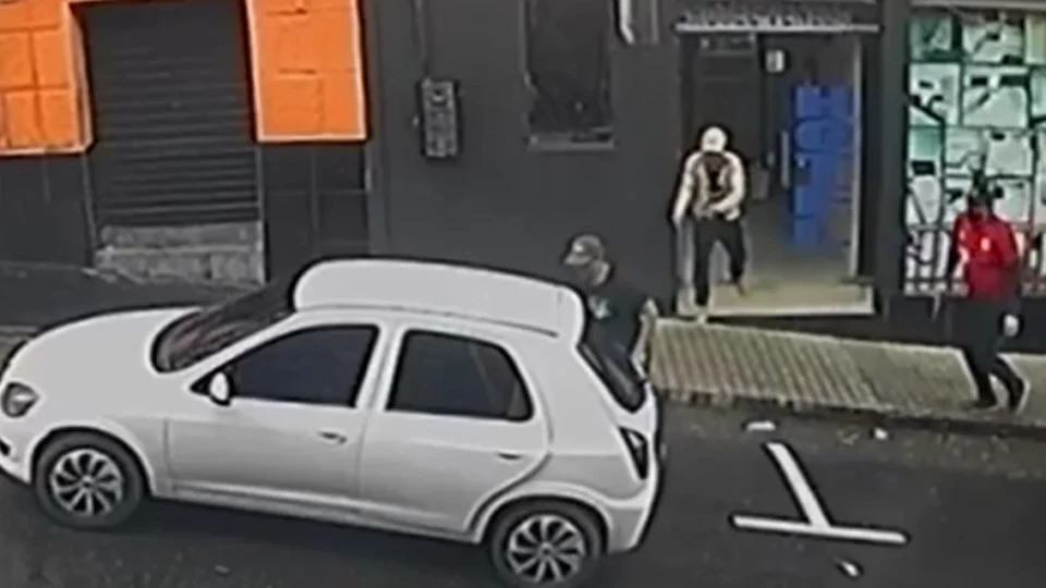 VÍDEO: Jovem é morto dentro de bar no Centro de Manaus