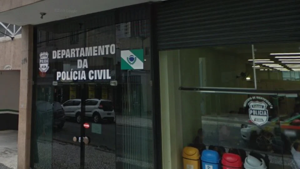 Mulher é estrangulada com fio e esfaqueada em seu apartamento