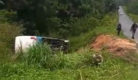 VÍDEO: Ônibus tomba em trecho conhecido como ‘curva da morte’ na AM-010