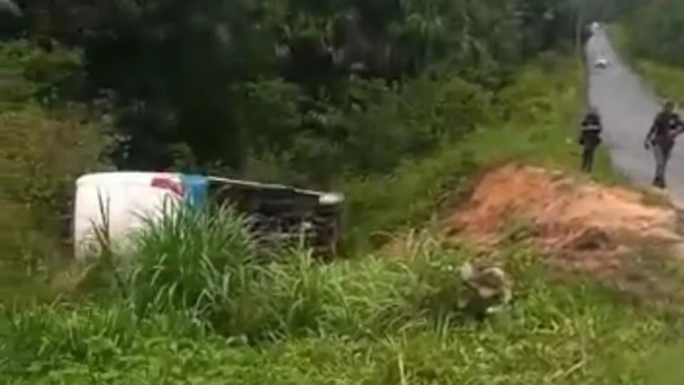 VÍDEO: Ônibus tomba em trecho conhecido como ‘curva da morte’ na AM-010