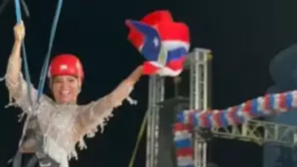 Ela é da onda: No Pará prefeita chega de tirolesa em festa de aniversário do município; Veja