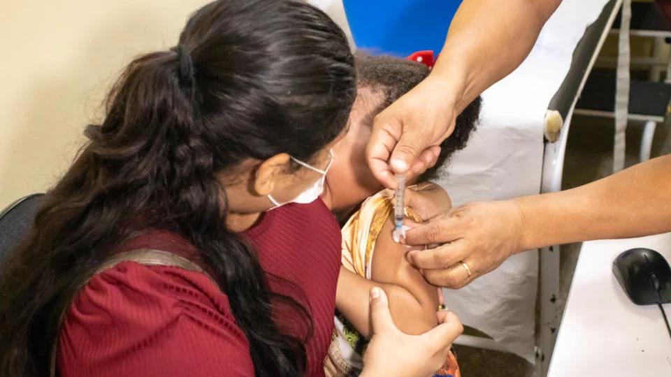 Multivacinação com foco em crianças e adolescentes inicia em Manaus
