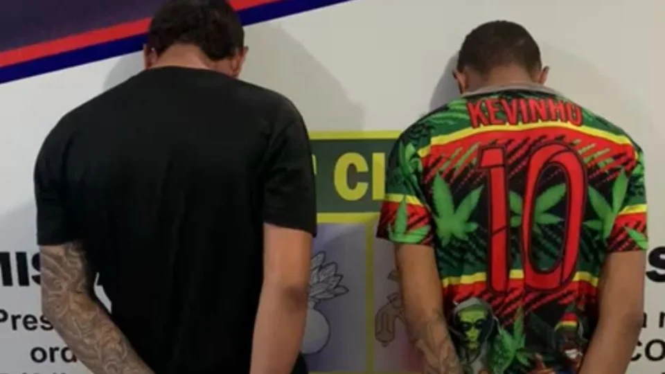 VÍDEO: Dupla é presa em ‘boca de fumo’ no Cidade de Deus