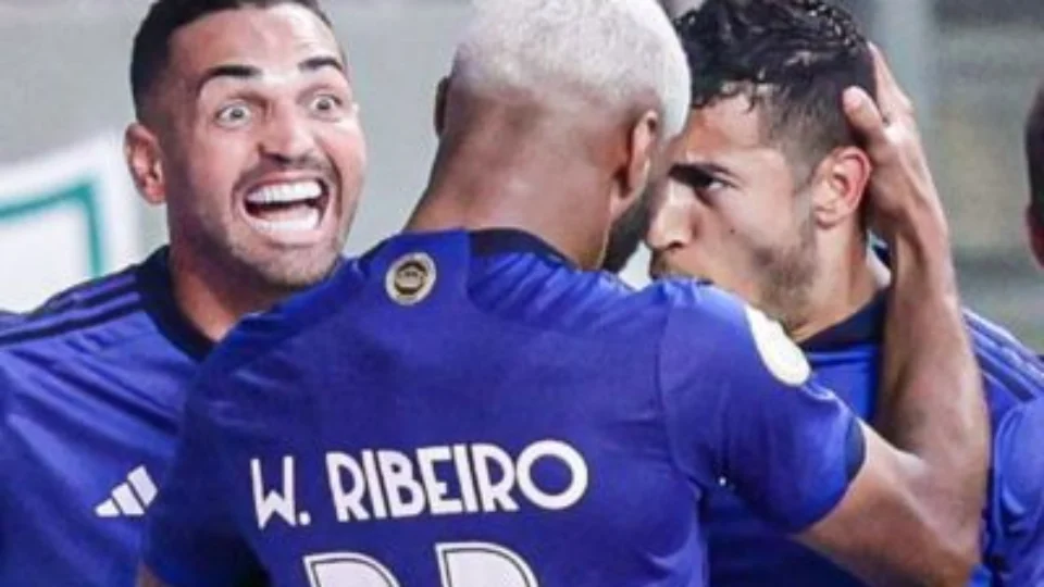 Cruzeiro derrota Santos e emenda três vitórias seguidas no Brasileirão