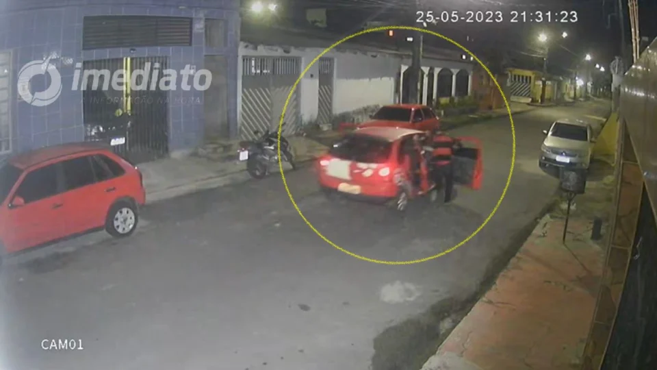 VÍDEO: Após assalto, carro de bandidos entra em pane e é abandonado no bairro Novo Aleixo