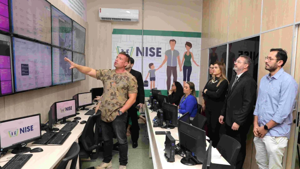 Membros da Abin visitam sala de monitoramento do Núcleo de Inteligência em Segurança Escolar (Nise)