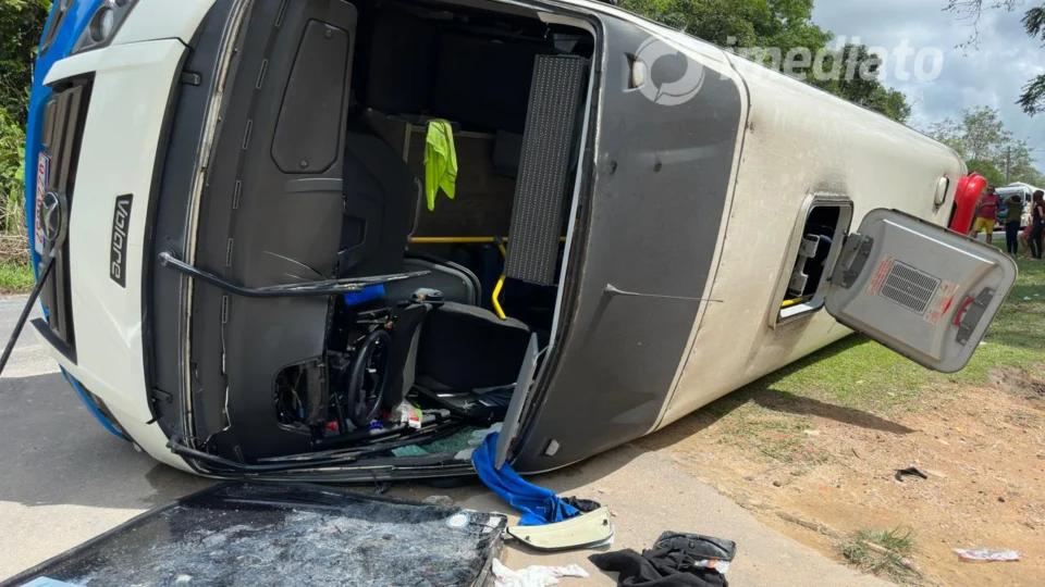Colisão entre ônibus e caminhão deixa aproximadamente 20 pessoas feridas na BR 174