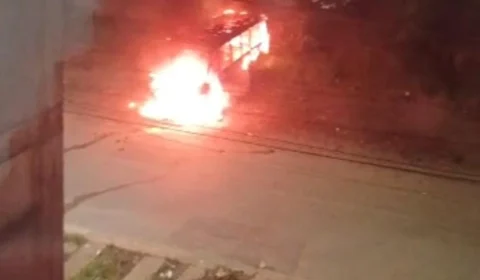 Vídeo: Micro-ônibus amarelinho pega fogo no bairro Santa Etelvina