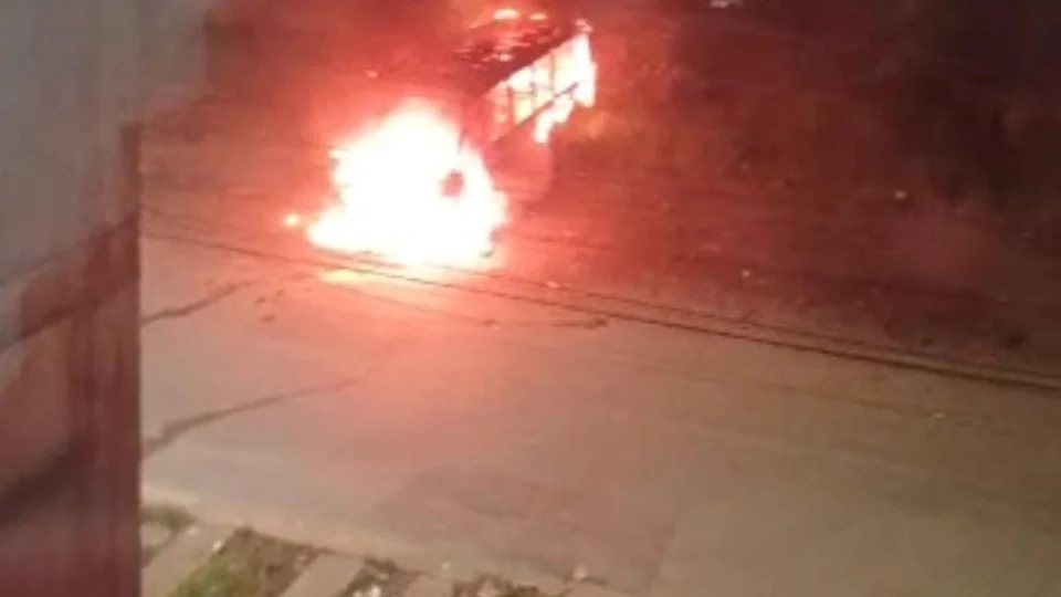 Vídeo: Micro-ônibus amarelinho pega fogo no bairro Santa Etelvina