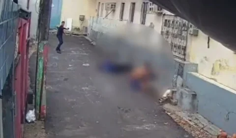Vídeo mostra momento em que pistoleiro invade beco e tenta matar jovens na Chapada