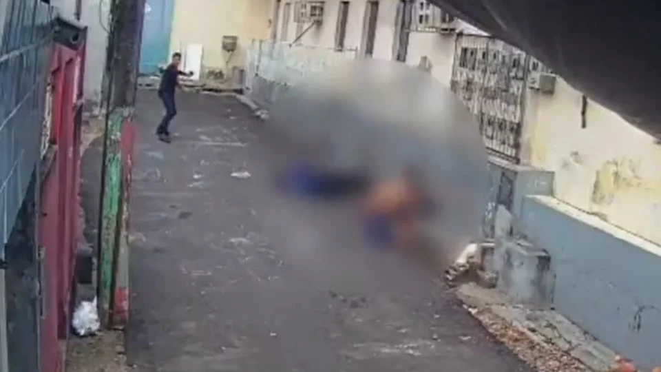 Vídeo mostra momento em que pistoleiro invade beco e tenta matar jovens na Chapada