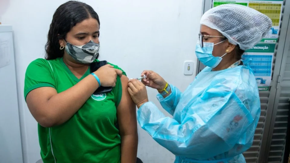 Covid-19: Manaus tem quase 500 mil pessoas aptas a receber vacina bivalente