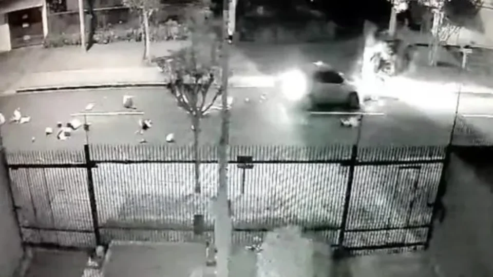 VÍDEO: Catadora de recicláveis é atropelada e arrastada por carro