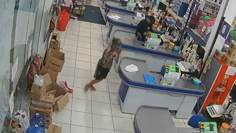 VÍDEO: Assaltantes aterrorizam clientes e funcionários em supermercado na zona norte