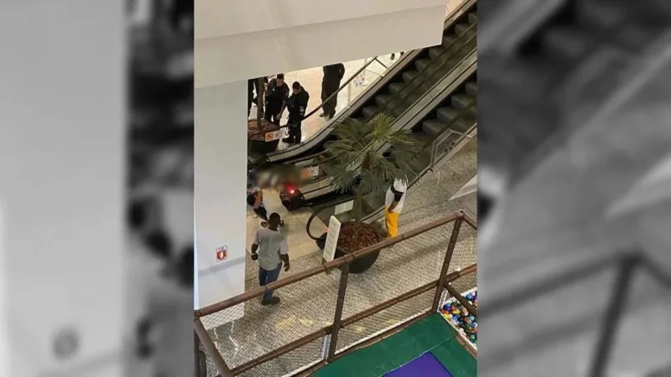 Homem morto a tiros em shopping foi encurralado na escada rolante