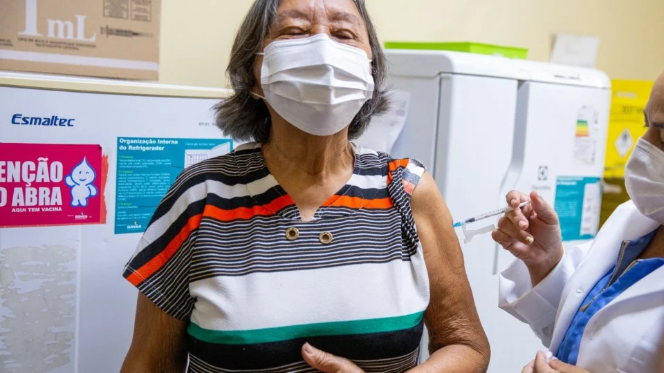 Vacinação contra Covid-19 ocorre em 75 pontos de terça a sexta em Manaus